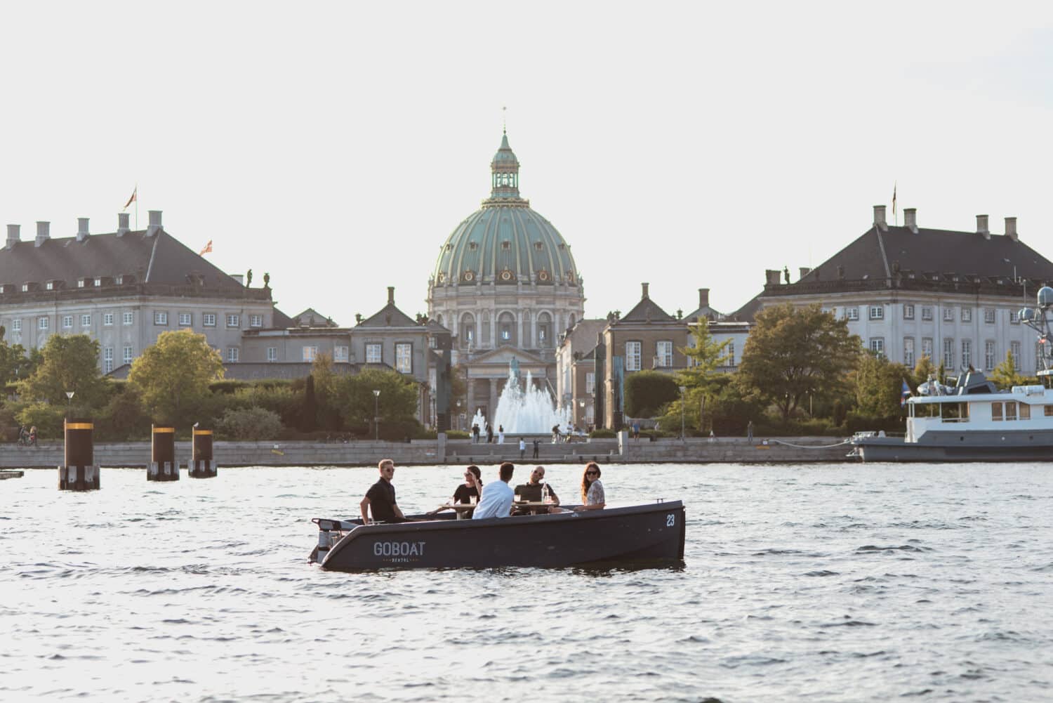 Goboat Explorer på havnen foran Amalienborg
